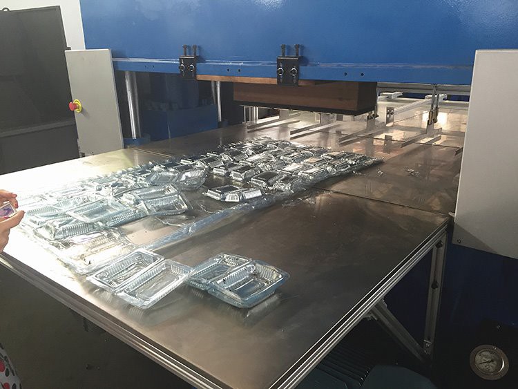 continuously feeding cutting machine