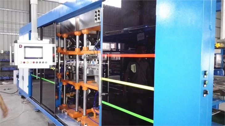 Fully Automatic Vacuum Forming Machine Fully Automatic Vacuum Forming Machine