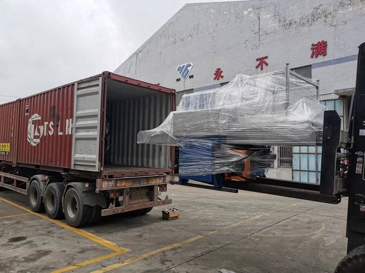 Double Side Plastic Cutting Press With Robot Shipped To Vietnam